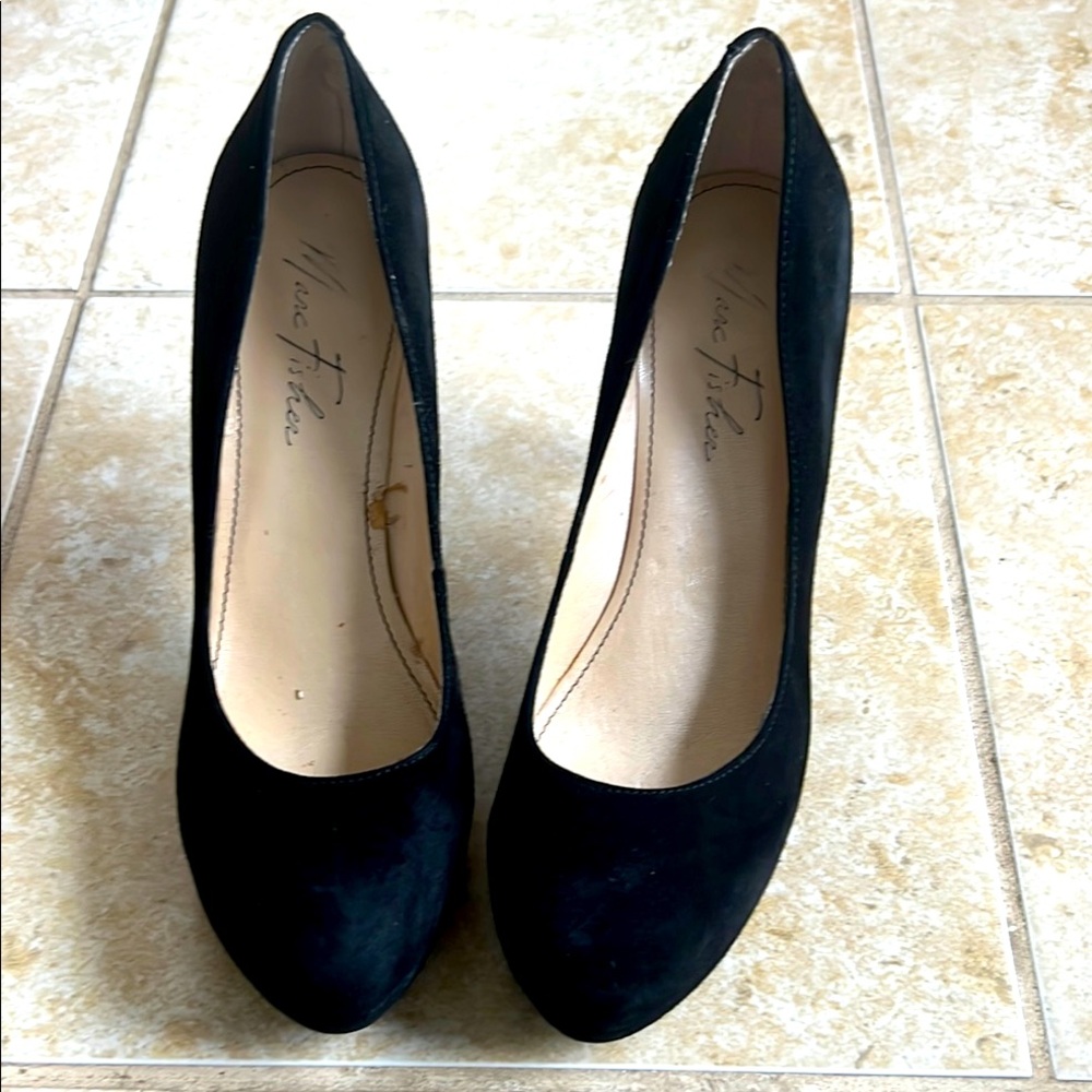 Marc Fisher Black suede Women's Pumps
Size 8.5 M 5 inch heel